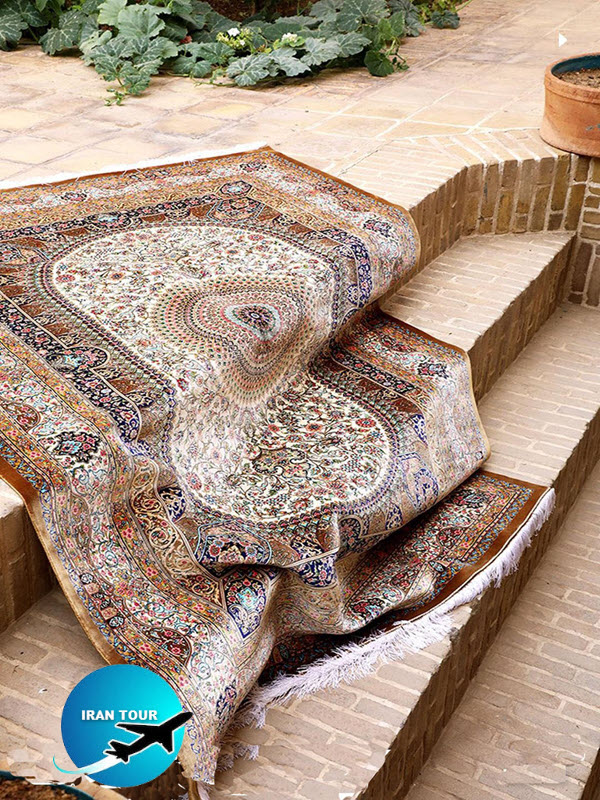 Kashan carpet weavers are artists who turn the thread into the gem